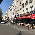 Studio Pigalle De 25 M2 - 2 Lits Simples Type Gigogne Pour 2 Personnes - Quartier Touristique De Paris - 2 Minutes De La Station Metro Pigalle ,Petit Train Vers La Butte Montmartre-Cabaret Moulin Rouge A 200 M,Cabaret Chez Michou-Restaurants-Saunas
