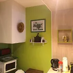 Studio Pigalle De 25 M2 - 2 Lits Simples Type Gigogne Pour 2 Personnes - Quartier Touristique De Paris - 2 Minutes De La Station Metro Pigalle ,Petit Train Vers La Butte Montmartre-Cabaret Moulin Rouge A 200 M,Cabaret Chez Michou-Restaurants-Saunas