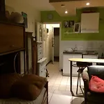 Studio Pigalle De 25 M2 - 2 Lits Simples Type Gigogne Pour 2 Personnes - Quartier Touristique De Paris - 2 Minutes De La Station Metro Pigalle ,Petit Train Vers La Butte Montmartre-Cabaret Moulin Rouge A 200 M,Cabaret Chez Michou-Restaurants-Saunas