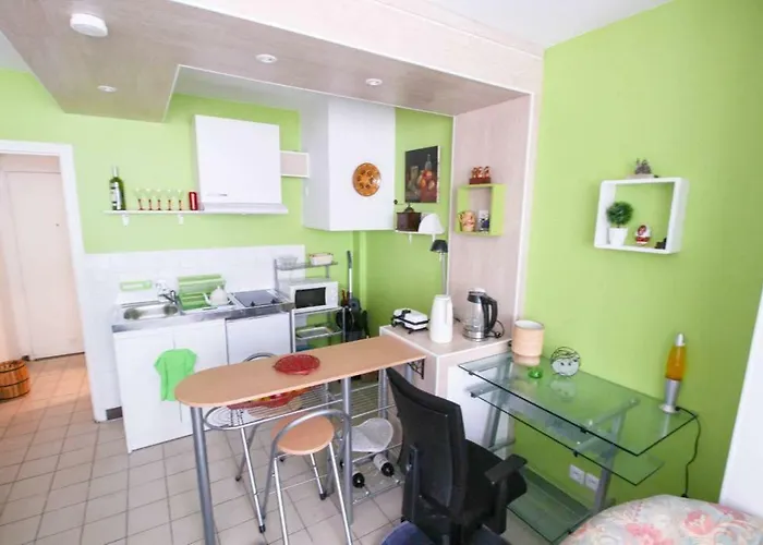 Studio Pigalle De 25 M2 - 2 Lits Simples Type Gigogne Pour 2 Personnes - Quartier Touristique De Paris - 2 Minutes De La Station Metro Pigalle ,Petit Train Vers La Butte Montmartre-Cabaret Moulin Rouge A 200 M,Cabaret Chez Michou-Restaurants-Saunas