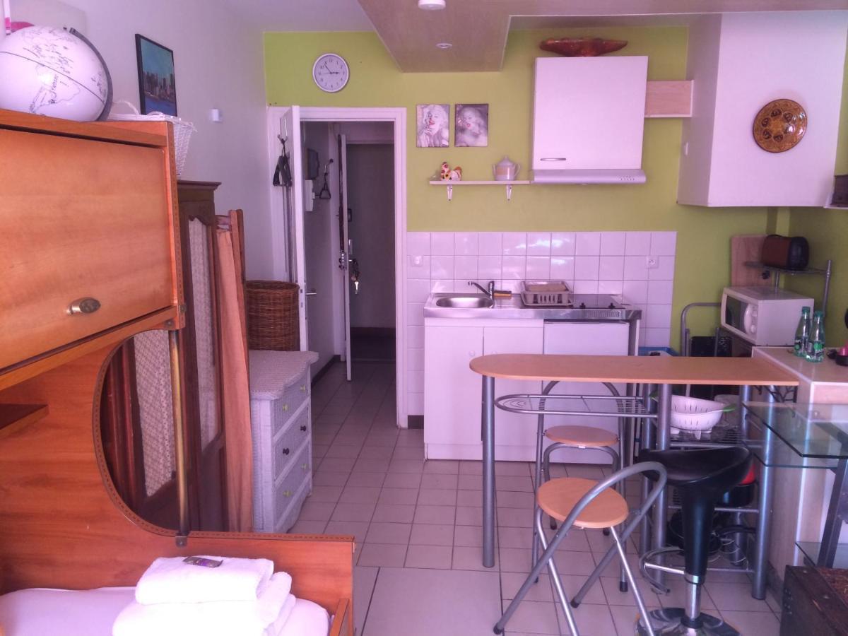 Apartment Studio Pigalle De 25 M2 - 2 Lits Simples Type Gigogne Pour 2 Personnes - Quartier Touristique De Paris - 2 Minutes De La Station Metro Pigalle ,Petit Train Vers La Butte Montmartre-Cabaret Moulin Rouge A 200 M,Cabaret Chez Michou-Restaurants-Saunas Paris