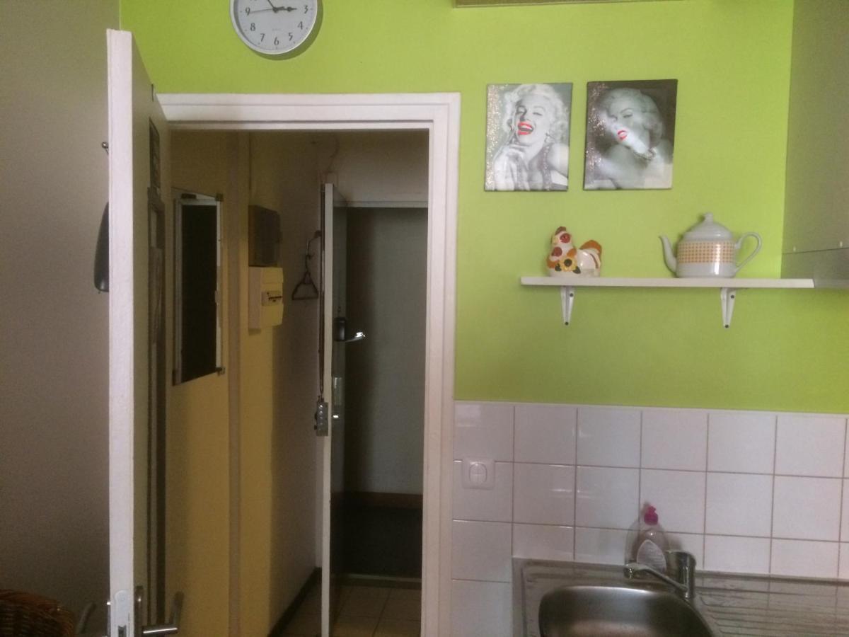 Apartment Studio Pigalle De 25 M2 - 2 Lits Simples Type Gigogne Pour 2 Personnes - Quartier Touristique De Paris - 2 Minutes De La Station Metro Pigalle ,Petit Train Vers La Butte Montmartre-Cabaret Moulin Rouge A 200 M,Cabaret Chez Michou-Restaurants-Saunas Paris