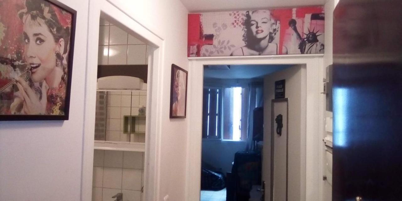 Apartment Studio Pigalle De 25 M2 - 2 Lits Simples Type Gigogne Pour 2 Personnes - Quartier Touristique De Paris - 2 Minutes De La Station Metro Pigalle ,Petit Train Vers La Butte Montmartre-Cabaret Moulin Rouge A 200 M,Cabaret Chez Michou-Restaurants-Saunas
