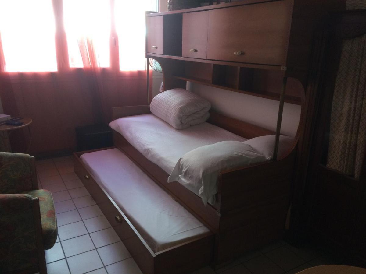 Studio Pigalle De 25 M2 - 2 Lits Simples Type Gigogne Pour 2 Personnes - Quartier Touristique De Paris - 2 Minutes De La Station Metro Pigalle ,Petit Train Vers La Butte Montmartre-Cabaret Moulin Rouge A 200 M,Cabaret Chez Michou-Restaurants-Saunas * Paris