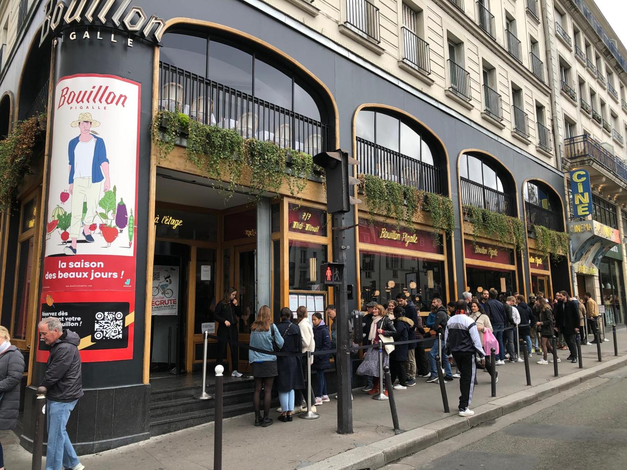 Studio Pigalle De 25 M2 - 2 Lits Simples Type Gigogne Pour 2 Personnes - Quartier Touristique De Paris - 2 Minutes De La Station Metro Pigalle ,Petit Train Vers La Butte Montmartre-Cabaret Moulin Rouge A 200 M,Cabaret Chez Michou-Restaurants-Saunas Paris