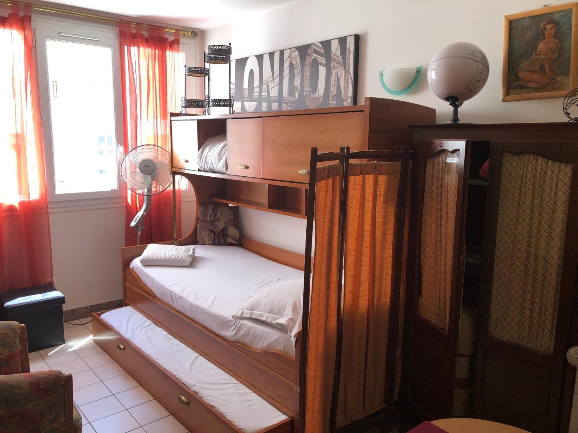 Apartment Studio Pigalle De 25 M2 - 2 Lits Simples Type Gigogne Pour 2 Personnes - Quartier Touristique De Paris - 2 Minutes De La Station Metro Pigalle ,Petit Train Vers La Butte Montmartre-Cabaret Moulin Rouge A 200 M,Cabaret Chez Michou-Restaurants-Saunas *