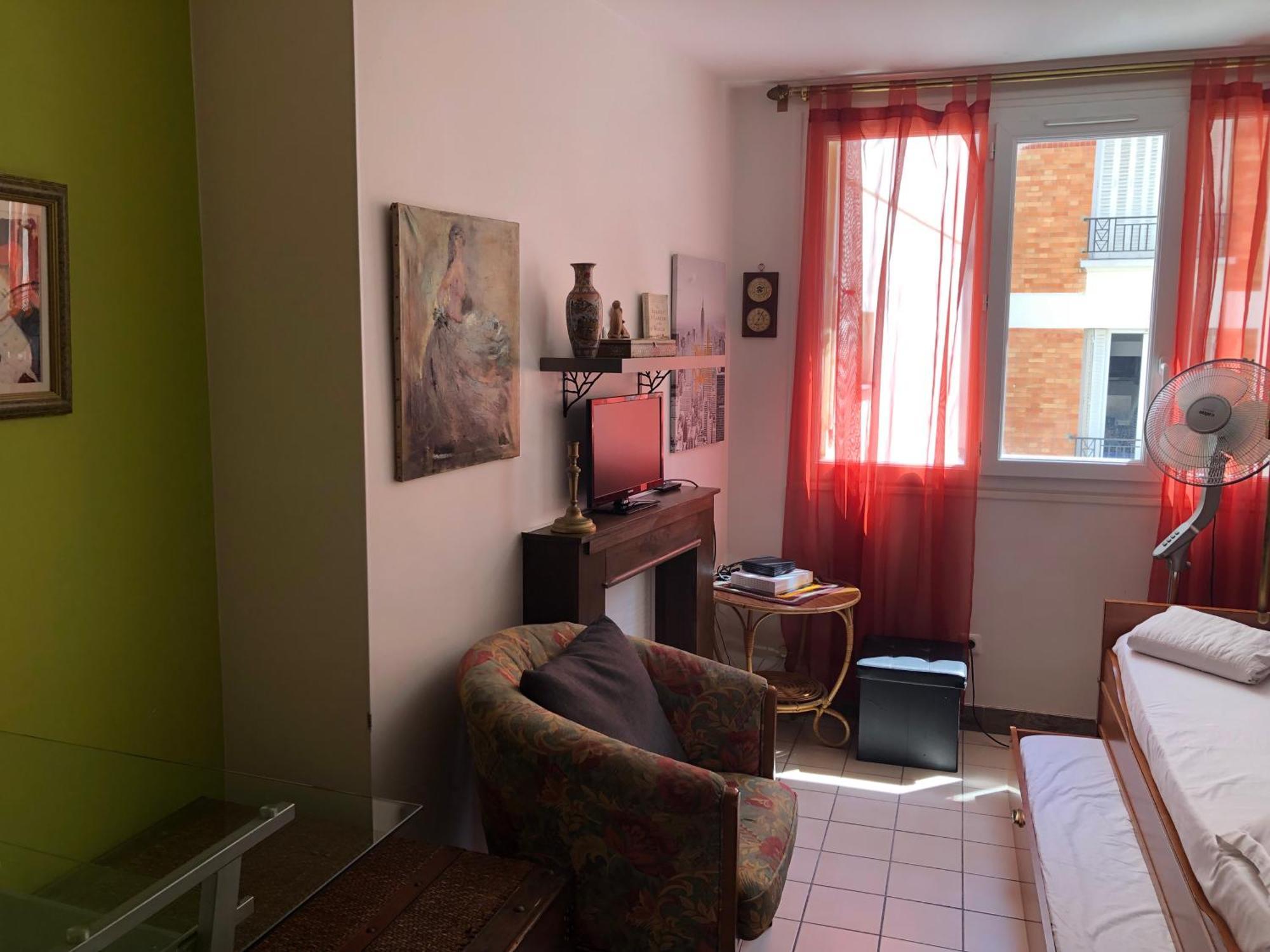 Apartment Studio Pigalle De 25 M2 - 2 Lits Simples Type Gigogne Pour 2 Personnes - Quartier Touristique De Paris - 2 Minutes De La Station Metro Pigalle ,Petit Train Vers La Butte Montmartre-Cabaret Moulin Rouge A 200 M,Cabaret Chez Michou-Restaurants-Saunas *