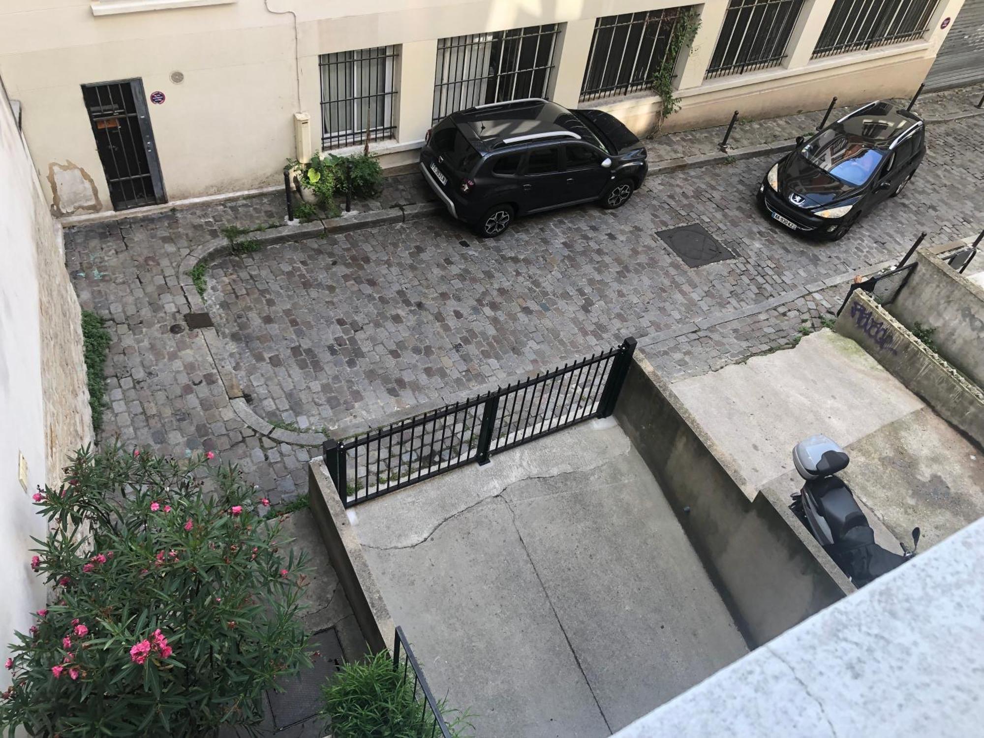Apartment Studio Pigalle De 25 M2 - 2 Lits Simples Type Gigogne Pour 2 Personnes - Quartier Touristique De Paris - 2 Minutes De La Station Metro Pigalle ,Petit Train Vers La Butte Montmartre-Cabaret Moulin Rouge A 200 M,Cabaret Chez Michou-Restaurants-Saunas Paris