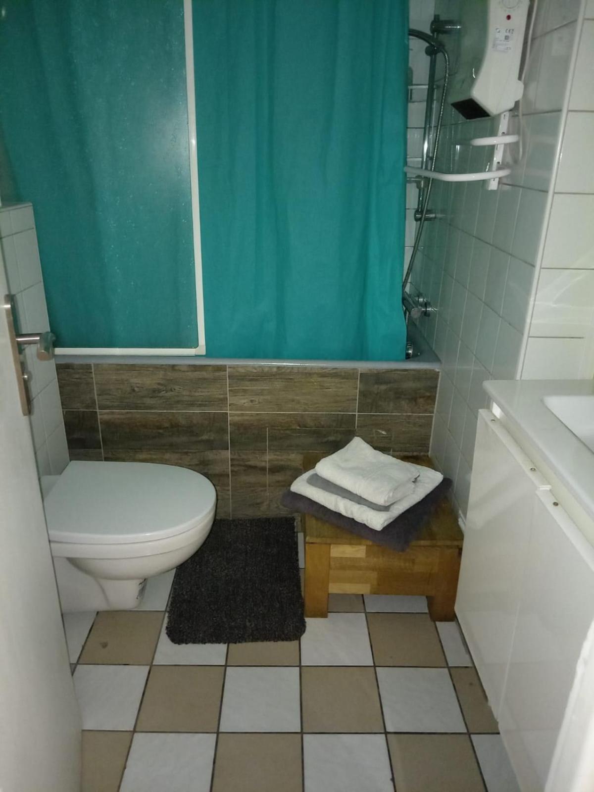 Studio Pigalle De 25 M2 - 2 Lits Simples Type Gigogne Pour 2 Personnes - Quartier Touristique De Paris - 2 Minutes De La Station Metro Pigalle ,Petit Train Vers La Butte Montmartre-Cabaret Moulin Rouge A 200 M,Cabaret Chez Michou-Restaurants-Saunas