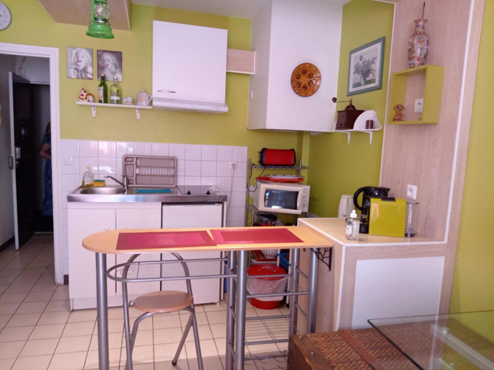 Studio Pigalle De 25 M2 - 2 Lits Simples Type Gigogne Pour 2 Personnes - Quartier Touristique De Paris - 2 Minutes De La Station Metro Pigalle ,Petit Train Vers La Butte Montmartre-Cabaret Moulin Rouge A 200 M,Cabaret Chez Michou-Restaurants-Saunas Apartment Paris