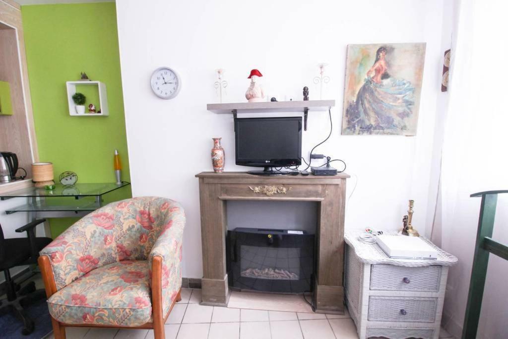 Apartment Studio Pigalle De 25 M2 - 2 Lits Simples Type Gigogne Pour 2 Personnes - Quartier Touristique De Paris - 2 Minutes De La Station Metro Pigalle ,Petit Train Vers La Butte Montmartre-Cabaret Moulin Rouge A 200 M,Cabaret Chez Michou-Restaurants-Saunas *