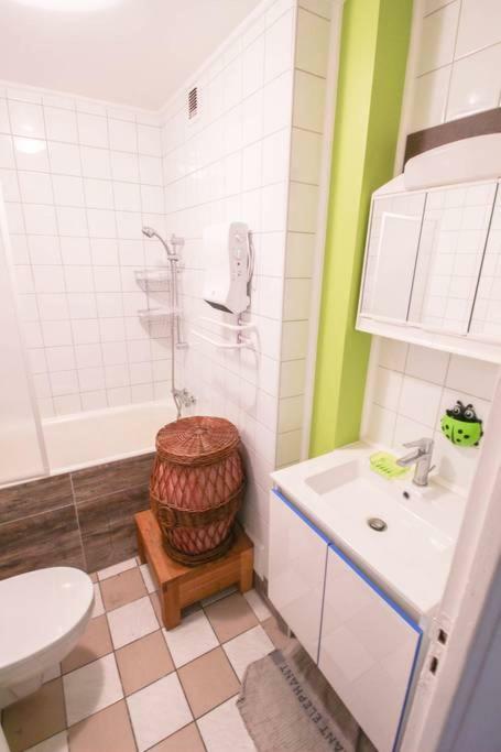 Apartment Studio Pigalle De 25 M2 - 2 Lits Simples Type Gigogne Pour 2 Personnes - Quartier Touristique De Paris - 2 Minutes De La Station Metro Pigalle ,Petit Train Vers La Butte Montmartre-Cabaret Moulin Rouge A 200 M,Cabaret Chez Michou-Restaurants-Saunas